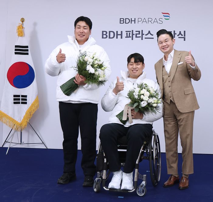최용범-유연수-배동현 BDH재단 이사장(왼쪽부터)이 16일 대한장애인체육회 대회의실에서 열린 BDH파라스 입단식에서 포즈를 취했다. 사진 | 대한장애인체육회