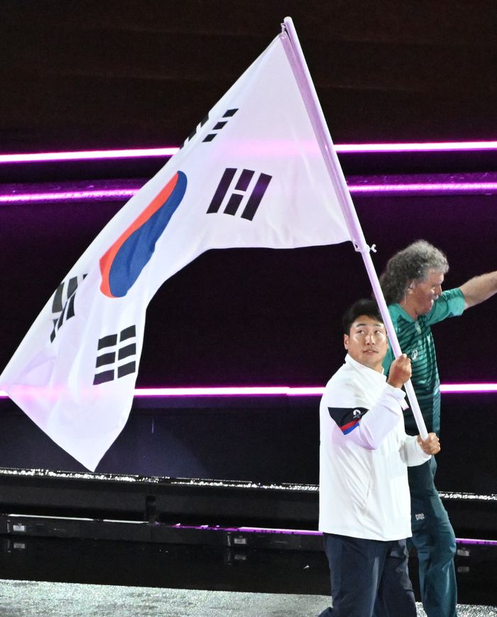카누 대표팀 최용범이 프랑스 파리 스타드 드 프랑스에서 열린 2024 파리 패럴림픽 폐회식에서 기수로 입장하고 있다. 사진 | 대한장애인체육회
