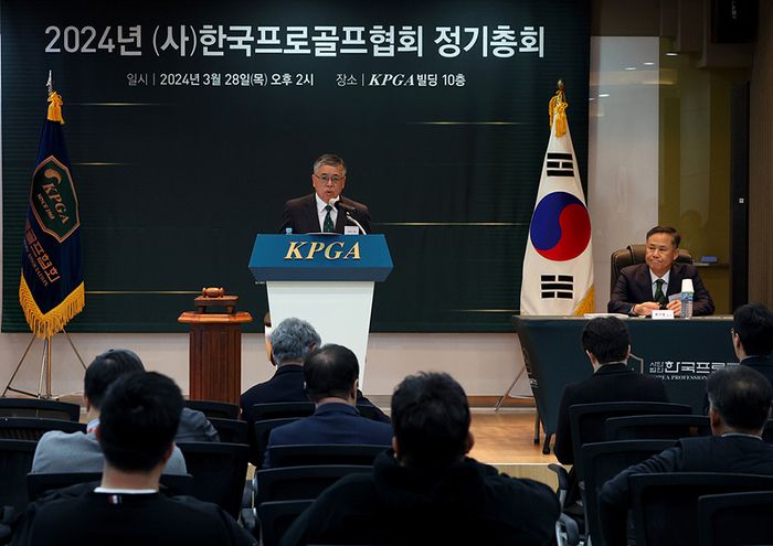 김원섭 한국프로골프협회(KPGA) 회장이 28일 경기도 성남시 KPGA 빌딩에서 열린 정기총회에 참석해 발언하고 있다. 사진 | KPGA