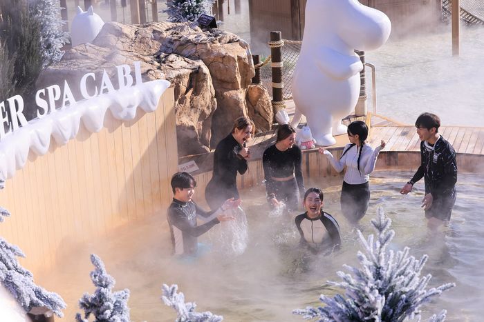 캐리비안 베이의 겨울 시즌 부캐인 ‘윈터 스파 캐비’가 이달 초부터 현재까지 지난해보다 약 25% 늘어난 2만명 이상의 방문객이 몰리며 겨울 나들이객들의 핫플로 떠올랐다. 이는 편백나무 노천탕, 핀란드식 사우나 등 새로운 야외 스파 시설과 무민 콜라보 콘텐츠 등 즐길 거리를 확대하며 겨울 체험 요소를 강화한 것이 인기를 끈 것으로 분석되고 있다. 사진 | 삼성물산