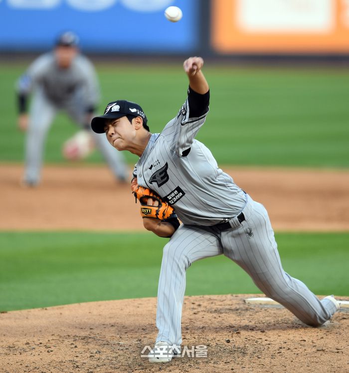한화 좌완투수 황준서가 수원위즈파크에서 열린 2024 프로야구 KT위즈와 한화이글스의 경기에서 역투하고 있다. 황준서가 선발등판한 KT전은 6년만에 KBO리그에 복귀한 김경문 감독의 첫 경기다. 수원 | 강영조기자 kanjo@sportsseoul.com