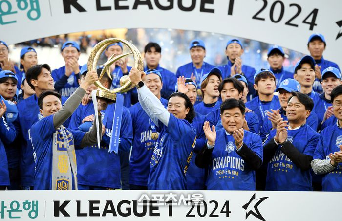 HD현대 정기선 수석부회장이 지난달 23일 울산 문수축구경기장에서 열린 K리그1 우승 시상식에서 김판곤 감독과 우승트로피를 들고 환호하고 있다. 울산 | 최승섭기자 thunder@sportsseoul.com