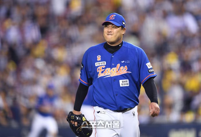 한화 류현진이 잠실야구장에서 열린 2024 KBO리그 LG와 경기 4회 투구 후 덕아웃으로 들어오고 있다. 잠실 | 최승섭기자 thunder@sportsseoul.com