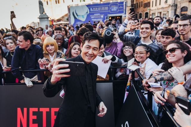 넷플릭스 ‘오징어게임2’의 배우 이정재가 미국 캘리포니아주 로스앤젤레스(LA)에서 열린 스크리닝 행사에 참석해 팬들과 사진을 찍고 있다. 사진 | 넷플릭스