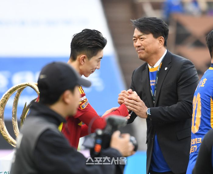 울산 HD 김광국 대표이사가 지난해 11월23일 울산문수경기장에서 열린 K리그1 우승 시상식에서 조현우와 악수를 하고 있다. 울산 | 최승섭기자 thunder@sportsseoul.com