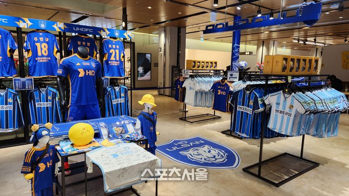 울산 삼산동 업스퀘어 내에 마련된 울산HD MD매장. 사진 | 울산=김용일 기자