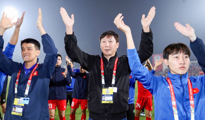 베트남 선수들과 함께 박수를 치는 김상식 감독.출처 | 베트남축구협회  SNS