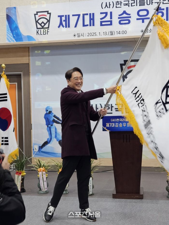 한국리틀야구연맹 김승우 회장이 13일 화성드림파크 운영본부동 3층에서 열린 공식 취임식에서 연맹기를 흔들고 있다. 화성 | 김동영 기자 raining99@sportsseoul.com
