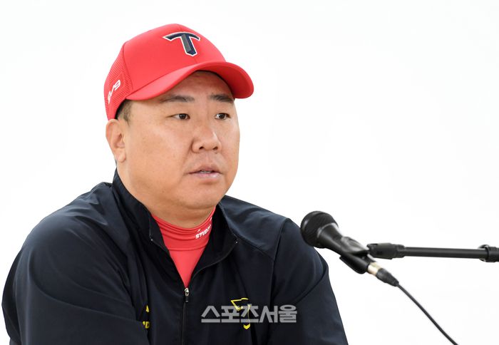 KIA 이범호가 26일 대구 삼성라이온즈파크에서 열리는 2024 KBO리그 삼성과의 한국시리즈 4차전에 앞서 취재진과 인터뷰를 하고 있다. 대구 | 박진업 기자 upandup@sportsseoul.com