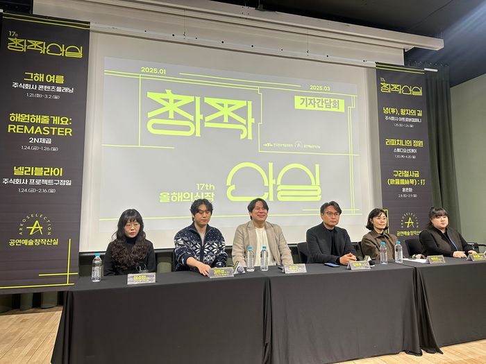 뮤지컬 ‘서편저’로 한국적 정서를 현대적으로 풀어낸 이수인 연출가(왼쪽)가 뮤지컬 ‘그해 여름’을 지휘한다. 사진 | 표권향 기자