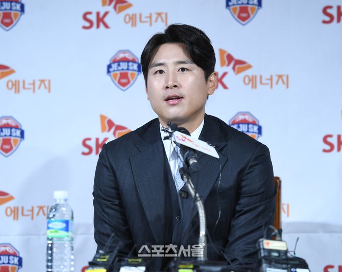 제주SK FC 구자철이 14일 서울 종로구 축구회견에서 현역 은퇴 기자회견을 하고 있다.2025. 1. 14.최승섭기자 thunder@sportsseoul.com