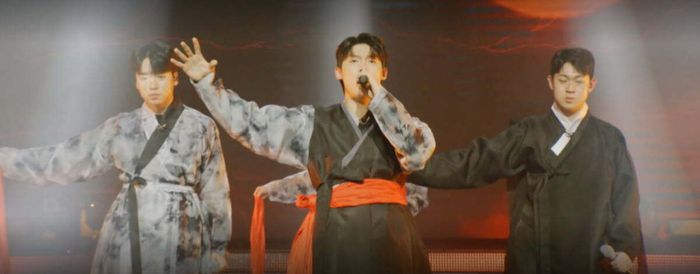 TV조선 ‘미스터트롯’ 대학부가 무대에서 퍼포먼스를 하고 있다. 사진 | TV조선