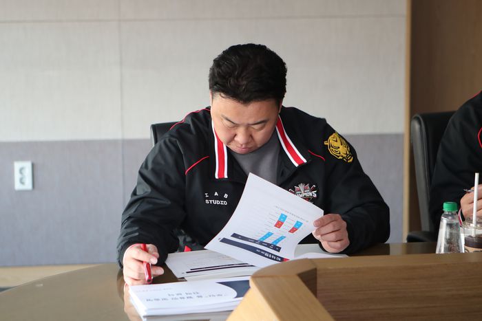KIA가 16일 광주-기아 챔피언스 필드 대회의실에서 코치진 전략 세미나를 실시한 가운데 이범호 감독이 자료를 보고 있다. 사진 | KIA 타이거즈