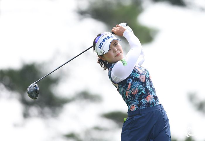 송가은이 경기 안산에 위치한 더헤븐CC에서 열린 ‘더헤븐마스터즈’ 마지막 라운드 2번 홀에서 티샷하고 있다. 사진 | KLPGA