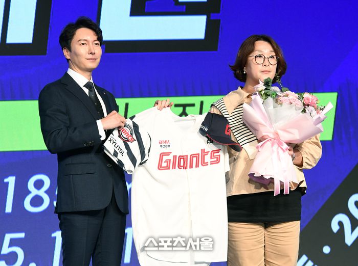 롯데 박준혁 단장(왼쪽)이 ‘2025 KBO 신인 드래프트’에서 전체 4순위로 국가대표 차출로 참석하지 못한 광주제일고 김태을 지명한 뒤 어머니와 함께 기념촬영을 하고 있다. 사진 | 박진업 기자 upandup@sportsseoul.com