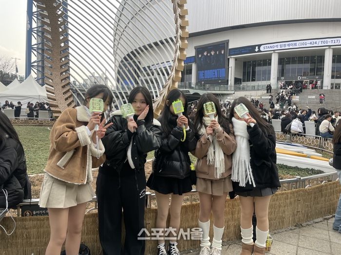 19일 엔시티 127 네 번째 단독 콘서트 ‘엔시티 127 4TH 투어 ‘네오 시티 – 더 모멘텀’’이 열리는 서울 구로구 고척스카이돔을 찾은 팬들. 사진 | 정하은 기자