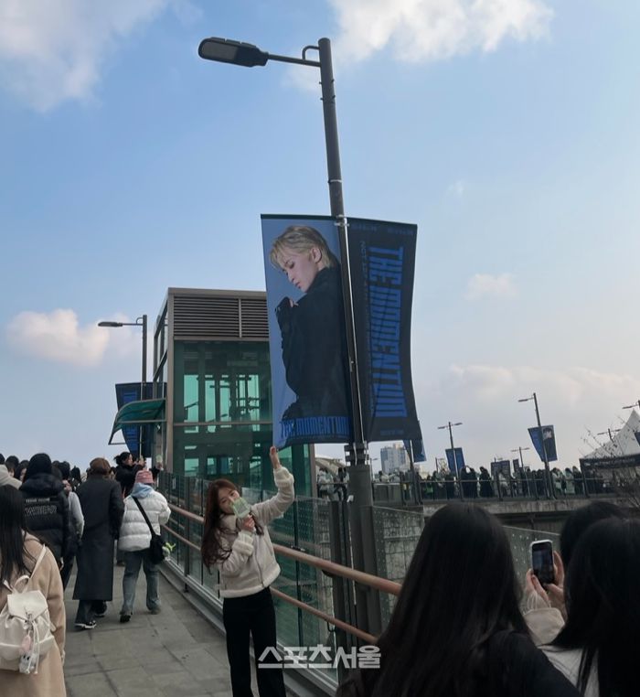 19일 엔시티 127 네 번째 단독 콘서트 ‘엔시티 127 4TH 투어 ‘네오 시티 – 더 모멘텀’’이 열리는 서울 구로구 고척스카이돔을 찾은 팬들.