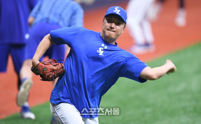 삼성 이진영 코치가 몸을 풀고 있다. 사진 | 최승섭기자 thunder@sportsseoul.com