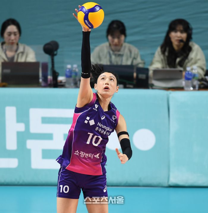 흥국생명 김연경이 7일 장충체육관에서 열린 2024~2025 V-리그 GS칼텍스와 경기에서 서브를 넣고 있다. 2025. 1. 7.장충 | 최승섭기자 thunder@sportsseoul.com