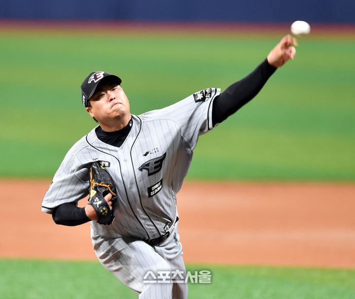 한화 선발 류현진이 고척스카이돔에서 열린 2024 KBO리그 키움전에서 힘차게 공을 던지고 있다. 사진 | 스포츠서울DB