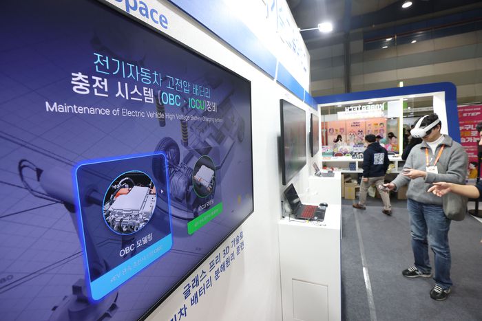 코엑스에서 열린 ‘제22회 대한민국 교육박람회’에서 참관객이 전기차 배터리 분해원리 훈련 등을 체험하고 있다. 사진 | 연합뉴스