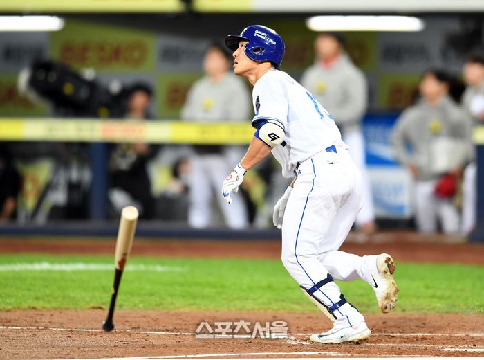 삼성 이성규가 대구삼성라이온즈파크에서 열린 KIA와 2024 KBO 한국시리즈 3차전에서 3회말 선제 솔로포를 터뜨리고 있다. 대구 | 박진업 기자 upandup@sportsseoul.com