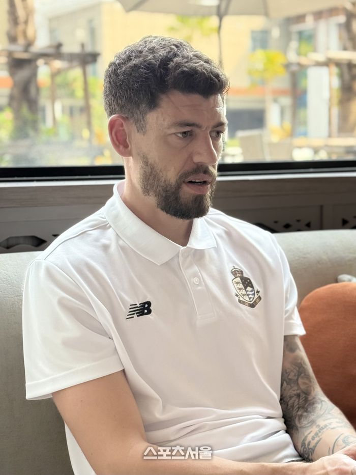 서울 이랜드의 오스마르가 23일 태국 방콕의 서밋 윈드밀 골프 클럽에서 본지와의 인터뷰에서 질문에 답하고 있다.방콕 | 정다워 기자