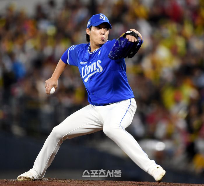 삼성 선발투수 원태인이 광주-기아 챔피언스 필드에서 열린 KIA와 2024 KBO 한국시리즈 1차전에서 역투하고 있다. 광주 | 최승섭기자 thunder@sportsseoul.com