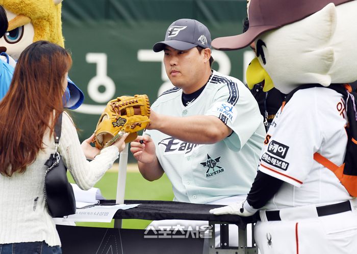 한화 류현진이 팬들에게 사인을 해주고 있다. 사진 | 박진업 기자 upandup@sportsseoul.com