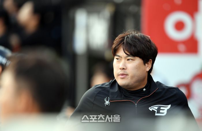 류현진이 경기를 더그아웃에서 지켜보고 있다. 사진 | 스포츠서울 DB