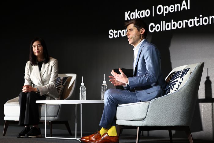 카카오 정신아 카카오 대표가 4일 오전 서울 중구 더 플라자 호텔 서울에서 열린 기자간담회에서 샘 올트먼 오픈AI CEO와 대담하고 있다. 사진 | 연합뉴스