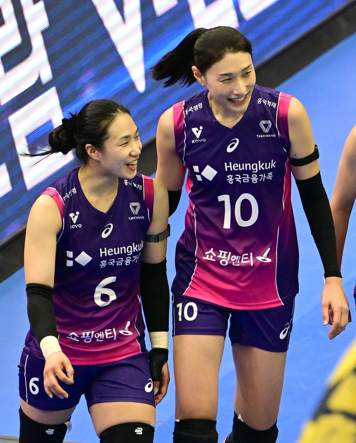 흥국생명 세터 이고은(왼쪽)과 김연경.제공 | 한국배구연맹