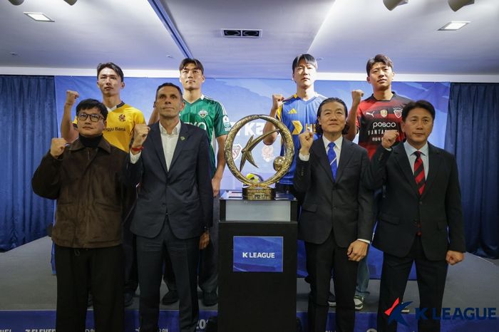 광주FC 이정효 감독과 이민기, 전북 현대 거스 포옛 감독과 박진섭, 울산HD 김판곤 감독과 김영권, 포항 스틸러스 박태하 감독과 전민광이 미디어데이에 참석해 파이팅 포즈하고 있다. 사진 | 한국프로축구연맹