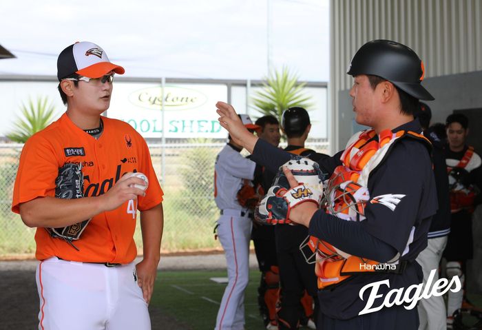 한화 김서현이 불펜 피칭 후 친형 김지현과 얘기를 나누고 있다. 사진 | 한화 이글스