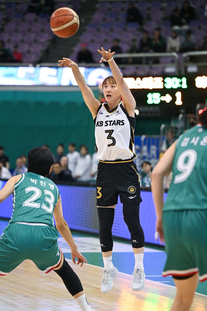 청주 KB스타즈 이채은이 5일 부천체육관에서 열린 하나은행 2024~2025 여자프로농구 하나은행과 경기에서 3점슛을 던지고 있다. 사진 | WKBL