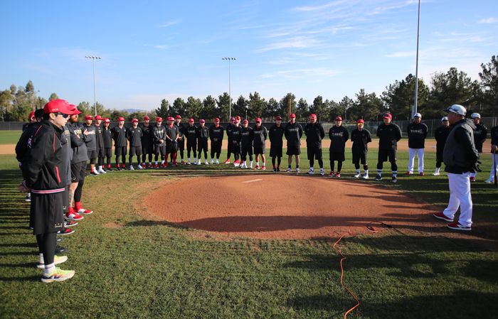 KIA 이범호 감독이 미국 어바인 스프링캠프에서 선수들에게 메시지를 전달하고 있다. 사진 | KIA 타이거즈