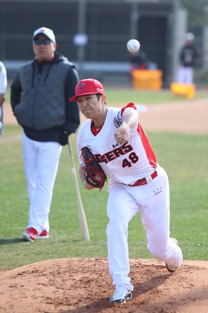 KIA 이의리가 미국 어바인 스프링캠프에서 불펜피칭하고 있다. 사진 | KIA 타이거즈