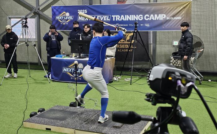 KBO가 올해 시행한 넥스트레벨 트레이닝 캠프에 참가한 학생이 바이오메카닉스 데이터를 측정하고 있다. 사진 | KBO