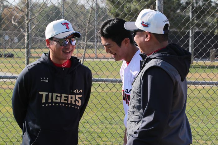 KIA 정재훈 코치(왼쪽)가 미국 어바인 스프링캠프에서 이의리(가운데) 이범호 감독과 담소를 나누며 웃고 있다. 사진 | KIA 타이거즈