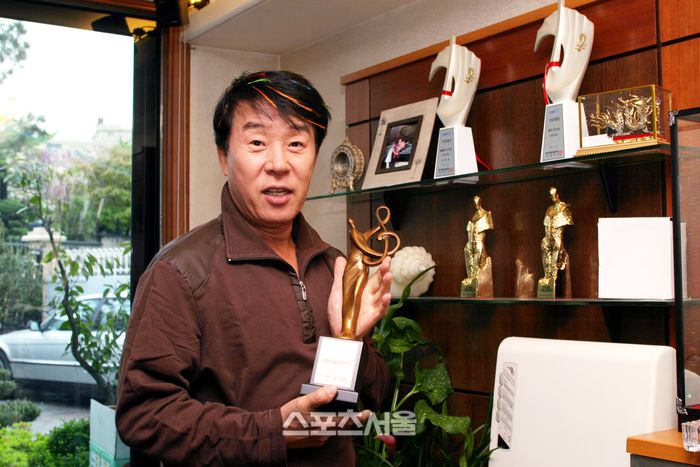 가수 송대관이 2004년, 자신의 자택에서 스포츠서울이 주관한 ‘서울가요대상’ 트로피를 들고 있다. 사진 | 스포츠서울DB