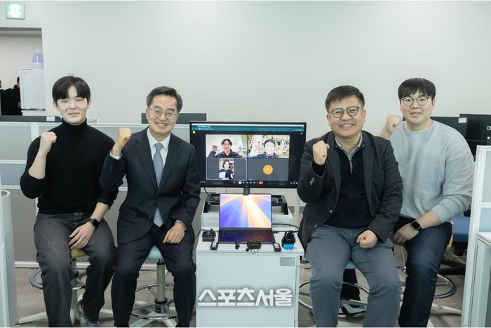 김동연 지사가 7일 판교창업존 입주기업 브레인벤쳐스 직원들과 간담회를 마친 후 기념촤영을 하고 있다. 제공=경기도