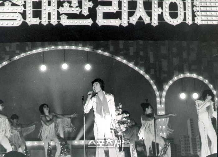 ‘송대관 리사이틀’에서 노래를 부르고 있는 송대관. 사진 | 스포츠서울