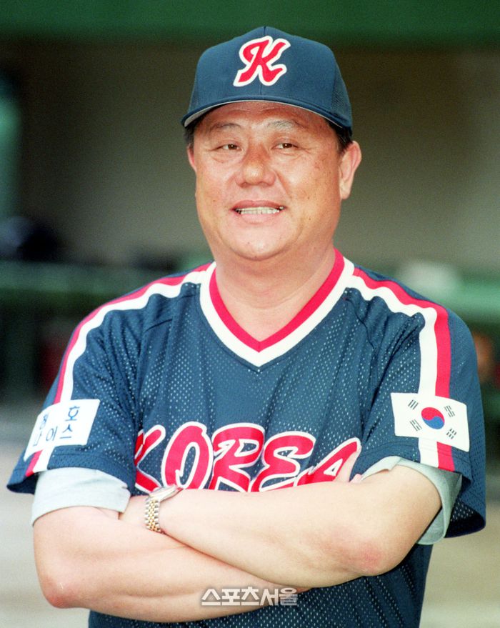 1998년 방콕 아시안게임 지휘봉을 잡은 주성노 감독이 프로필 촬영을 하고 있다. 사진 | 스포츠서울 DB