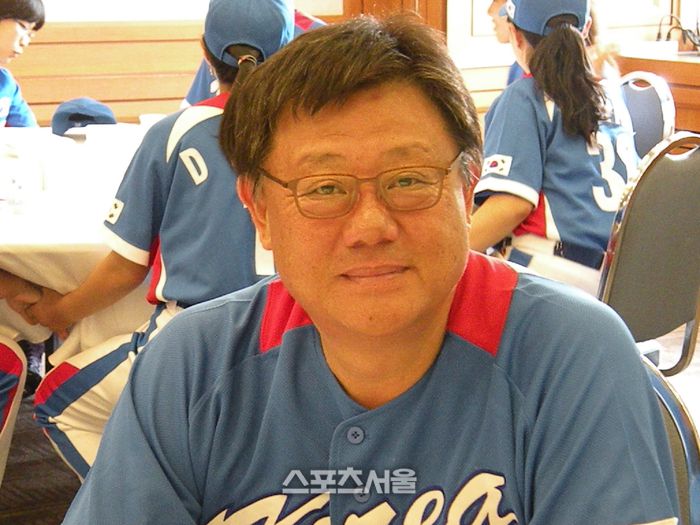 여자야구대표팀 사령탑에 취임한 주성노 감독이 세계여자야구월드컵 출정식에서 포즈를 취하고 있다. 사진 | 스포츠서울 DB