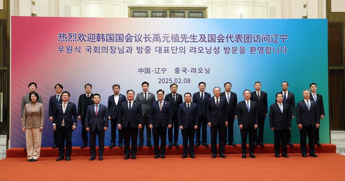 우원식 의장과 대표단이 기념 촬영을 하고 있다. 우 의장 오른편이 하오 펑 랴오닝성 당 서기. 사진 | 의장 공보수석실