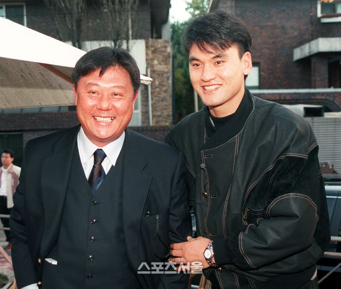 1998년 방콕 아시안게임 대표팀 주성노 감독(왼쪽)이 ‘코리안특급’ 박찬호와 다정하게 포즈를 취하고 있다. 사진 | 스포츠서울 DB