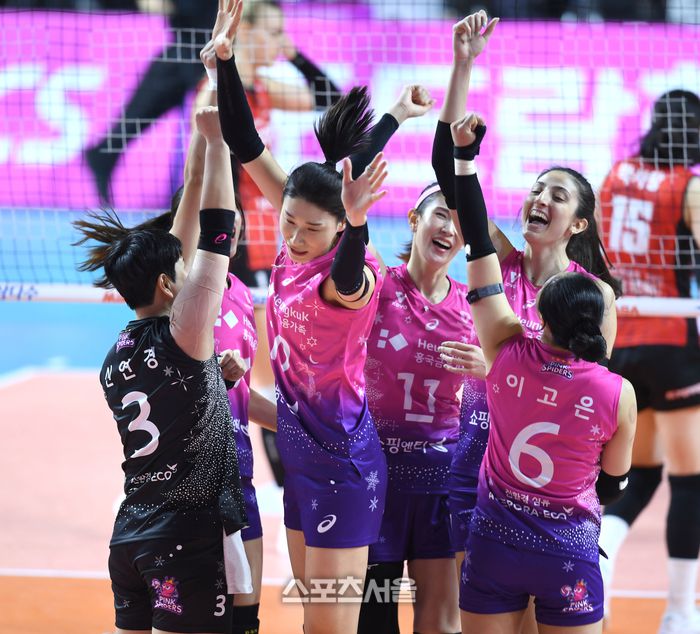 흥국생명 김연경이 10일 인천삼산월드체육관에서 열린 2024~2025 V-리그 페퍼저축은행과 경기에서 서브로 득점을 올린 후 동료들과 환호하고 있다. 2024. 12. 10.삼산 | 최승섭기자 thunder@sportsseoul.com