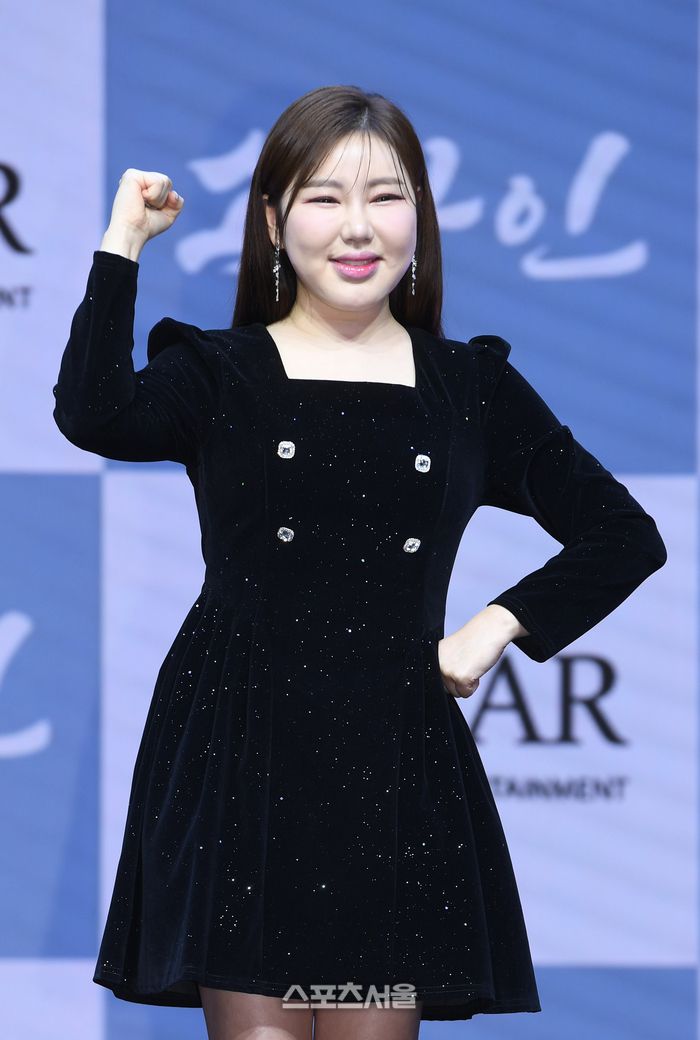 가수 송가인이 11일 서울 강서구 스카이아트홀에서 진행된 정규 4집 ‘가인;달’ 발매 기념 쇼케이스에서 취재진을 향해 포즈를 취하고 있다. 사진 | 박진업 기자 upandup@sportsseoul.com