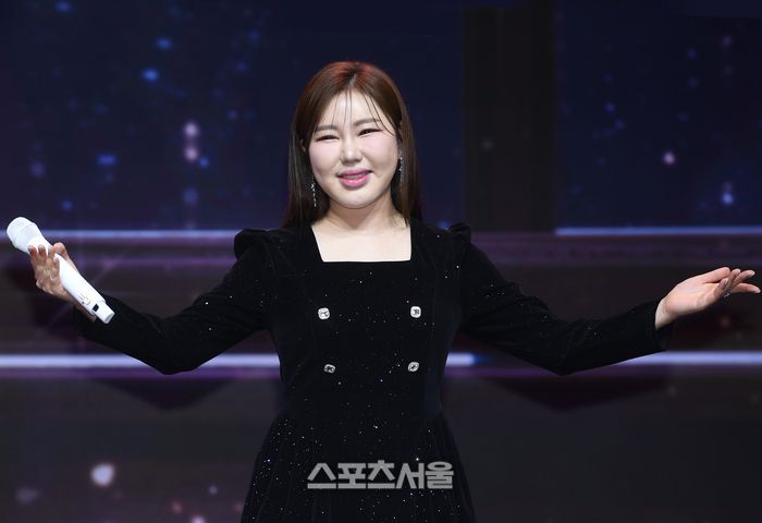 가수 송가인이 11일 서울 강서구 스카이아트홀에서 진행된 정규 4집 ‘가인;달’ 발매 기념 쇼케이스에서 앨범 수록곡 ‘평생’을 열창하고 있다. 송가인의 홀로서기 시작을 알리는 이번 앨범은 기존 정토 트로트 뿐 아니라 발라드, 모던 가요 등 다양한 장르의 곡들로 채워졌다. 더블 타이틀곡 ‘아사달’과 ‘눈물이 난다’를 비롯해 송가인이 직접 작사에 참여한 ‘평생’ 등 총 9곡이 담겼다. 2025. 2. 11박진업 기자 upandup@sportsseoul.com