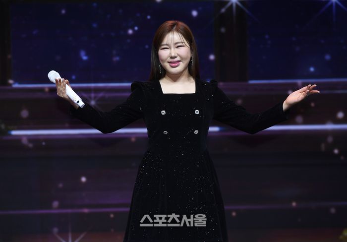 가수 송가인이 11일 서울 강서구 스카이아트홀에서 진행된 정규 4집 ‘가인;달’ 발매 기념 쇼케이스에서 앨범 수록곡 ‘평생’을 열창하고 있다. 사진 | 박진업 기자 upandup@sportsseoul.com